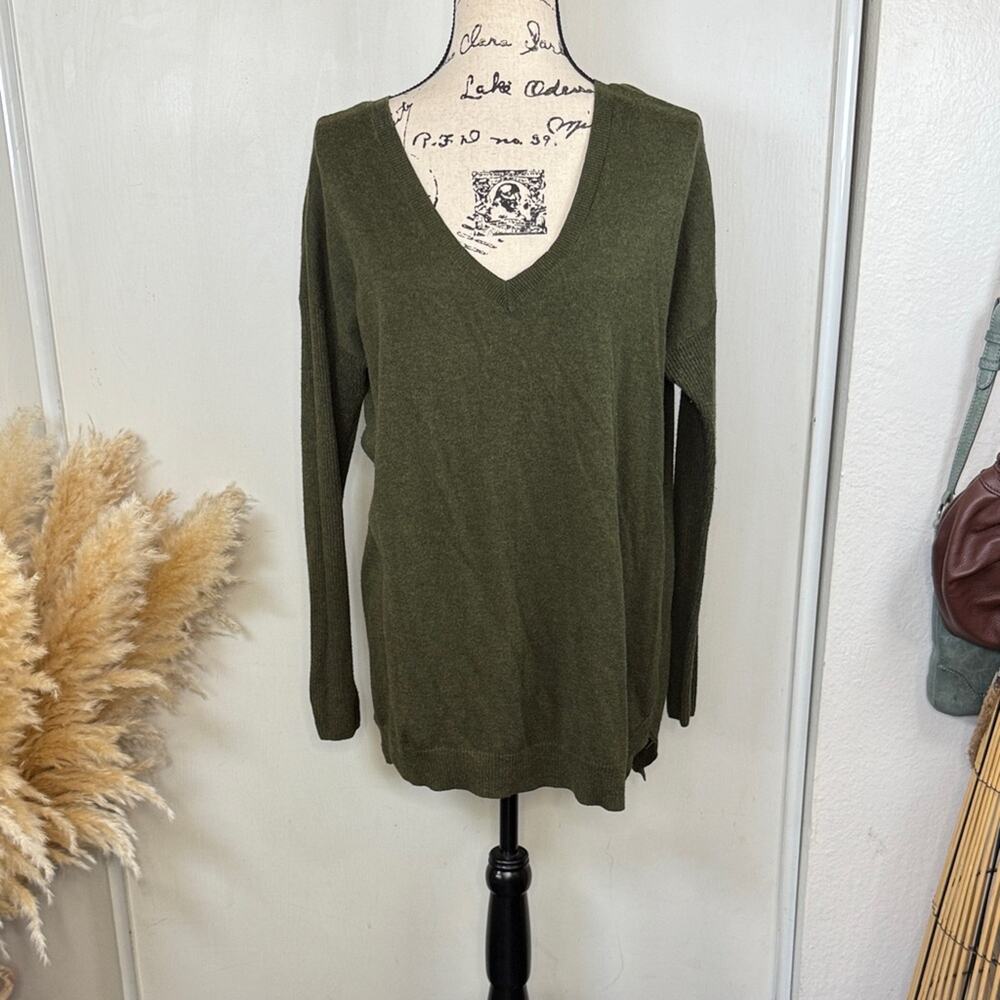 American Eagle Outfitters Olive Green V-Neck Sweater size Medium